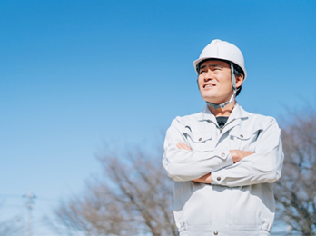 腕を組んでいる作業員